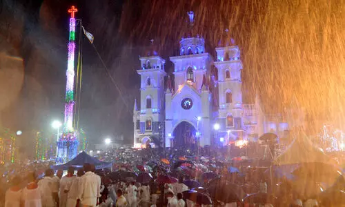 വെട്ടുകാട് തിരുനാളിന് കൊടിയേറി