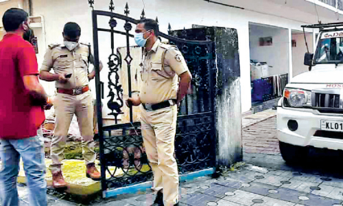 പട്ടാപ്പകല്‍ ദമ്പതികൾക്കു നേരെ ക്വട്ടേഷന്‍ ആക്രമണം; വാഹനവും സ്വര്‍ണവും പണവും കവര്‍ന്നു