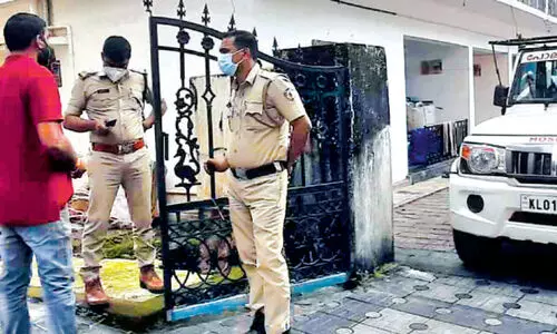 പട്ടാപ്പകല്‍ ദമ്പതികൾക്കു നേരെ ക്വട്ടേഷന്‍ ആക്രമണം; വാഹനവും സ്വര്‍ണവും പണവും കവര്‍ന്നു