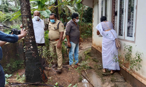 മും​െബെയിൽ പോകുന്നതിനായി ഒരുക്കിവെച്ച പണവും സ്വർണ്ണവും മോഷ്​ടിച്ചു; അയൽ വീട്ടിൽ നിന്നും പഴക്കുലയും കണാതായി