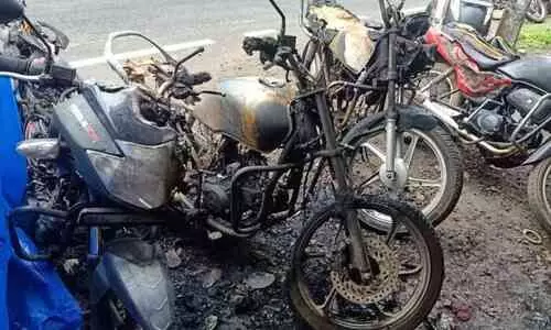 വർക്ക് ഷോപ്പിനു മുന്നിൽ നിർത്തിയിട്ട ബൈക്കുകൾ അജ്ഞാതർ തീവെച്ച് നശിപ്പിച്ചു