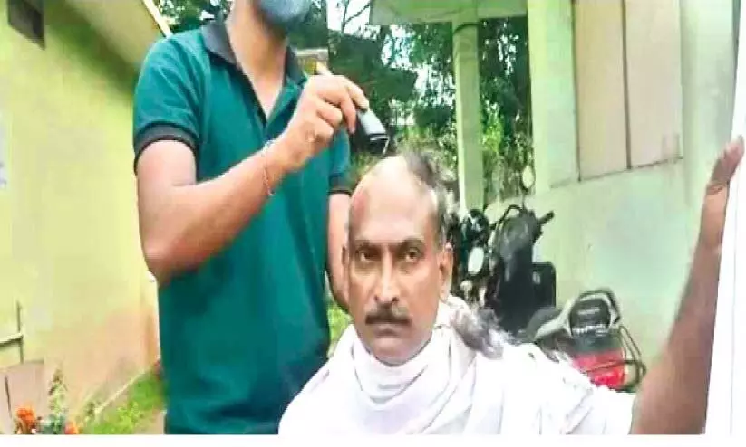 ശമ്പളമില്ല; തല മുണ്ഡനം ചെയ്ത് കെ.എസ്.ആർ.ടി.സി ജീവനക്കാരെൻറ പ്രതിഷേധം, ഗതാഗത മന്ത്രിക്കും ധനകാര്യമന്ത്രിക്കും ഡിപ്പാർട്ട്മെൻറ് ഡയറക്ടർക്കും മുടി അയച്ചുകൊടുക്കും ശമ്പളമില്ല; തല മുണ്ഡനം ചെയ്ത് കെ.എസ്.ആർ.ടി.സി ജീവനക്കാരെൻറ പ്രതിഷേധം, ഗതാഗത മന്ത്രിക്കും ധനകാര്യമന്ത്രിക്കും ഡിപ്പാർട്ട്മെൻറ് ഡയറക്ടർക്കും മുടി അയച്ചുകൊടുക്കും