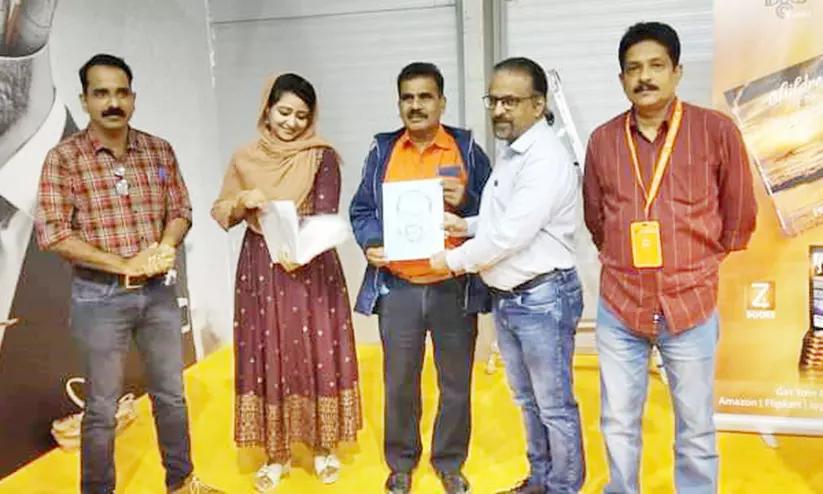 മലയാളി എഴുത്തുകാരുടെ ചിത്രങ്ങൾ സമ്മാനിച്ച് തമിഴ് സാഹിത്യകാരൻ മലയാളി എഴുത്തുകാരുടെ ചിത്രങ്ങൾ സമ്മാനിച്ച് തമിഴ് സാഹിത്യകാരൻ