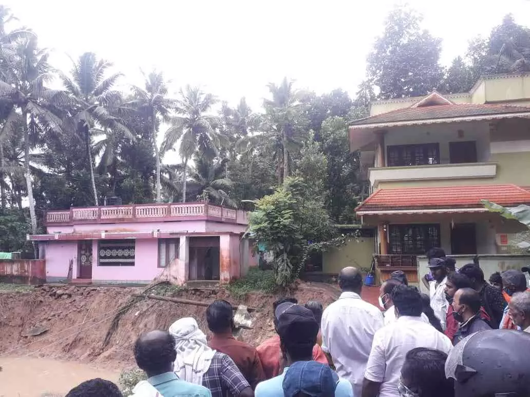 ചുറ്റുമതില്‍ കുളത്തിലേക്ക് ഇടിഞ്ഞുവീണു