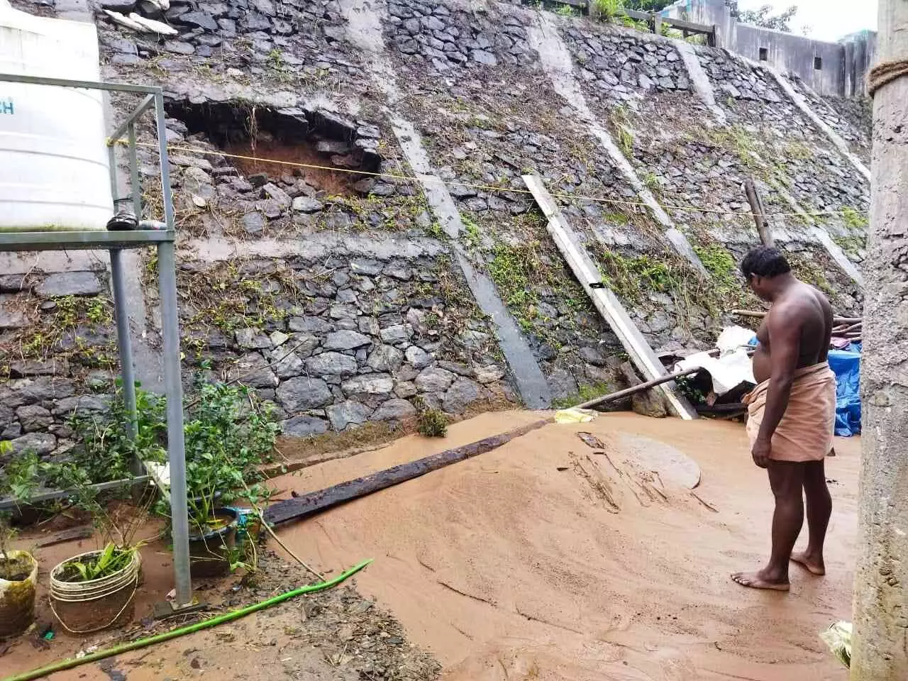 കനത്ത മഴ; റാന്നി താലൂക്കിലെ താഴ്ന്ന പ്രദേശങ്ങൾ വെള്ളത്തിൽ മുങ്ങി കനത്ത മഴ; റാന്നി താലൂക്കിലെ താഴ്ന്ന പ്രദേശങ്ങൾ വെള്ളത്തിൽ മുങ്ങി