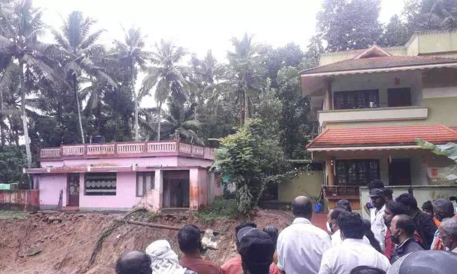 ചുറ്റുമതില്‍ കുളത്തിലേക്ക് ഇടിഞ്ഞുവീണു