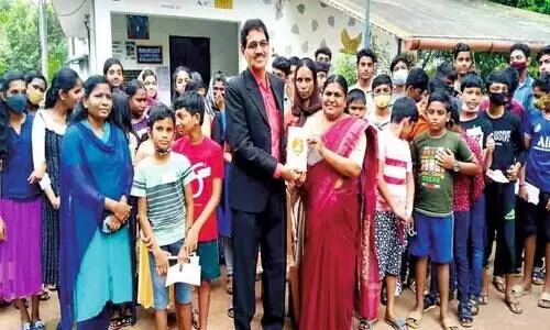 ആത്​മവിശ്വാസമേകി മാന്ത്രികൻ; അക്ഷരമുറ്റത്ത് ആർപ്പുവിളി