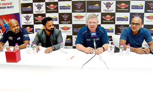 ക്രി​ക്ക​റ്റ്​ പാ​ഠ​ങ്ങ​ളു​മാ​യി ക​ള്ളി​ന​ൻ