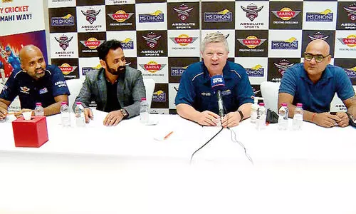 ക്രി​ക്ക​റ്റ്​ പാ​ഠ​ങ്ങ​ളു​മാ​യി ക​ള്ളി​ന​ൻ