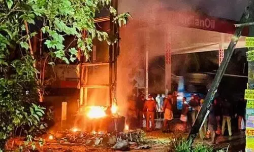 വടകര തിരുവള്ളൂരിൽ പെട്രോൾ പമ്പിൽ വൻ തീപിടിത്തം