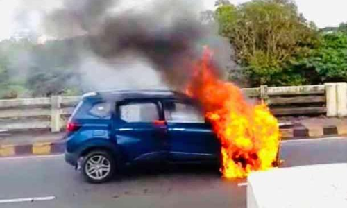 കുണ്ടന്നൂരിൽ ഓടിക്കൊണ്ടിരുന്ന കാറിന്​ തീപിടിച്ചു