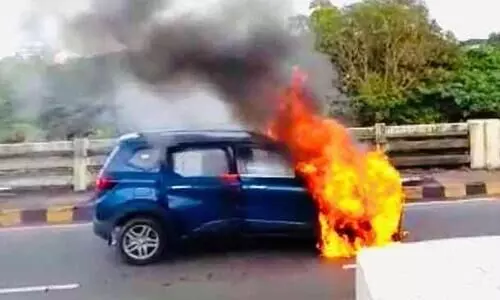 കുണ്ടന്നൂരിൽ ഓടിക്കൊണ്ടിരുന്ന കാറിന്​ തീപിടിച്ചു