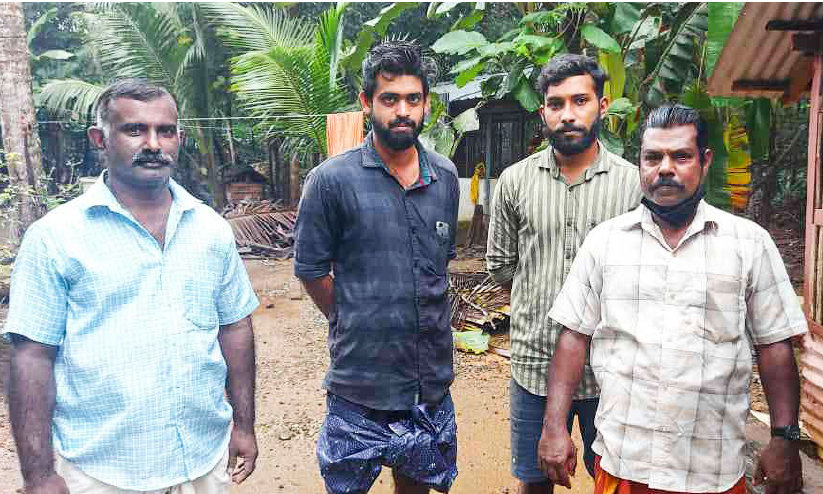 ആറ്റിൽ ചാടിയ യുവതിയെ നാട്ടുകാർ രക്ഷപ്പെടുത്തി; ഒന്നര മണിക്കൂറോളം മരച്ചില്ലയിൽ പിടിച്ചുകിടന്നു ആറ്റിൽ ചാടിയ യുവതിയെ നാട്ടുകാർ രക്ഷപ്പെടുത്തി; ഒന്നര മണിക്കൂറോളം മരച്ചില്ലയിൽ പിടിച്ചുകിടന്നു