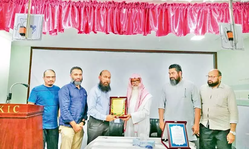 ജലാലുദ്ദീൻ മൂസക്ക് കെ.കെ.െഎ.സി യാത്രയയപ്പ് ജലാലുദ്ദീൻ മൂസക്ക് കെ.കെ.െഎ.സി യാത്രയയപ്പ്