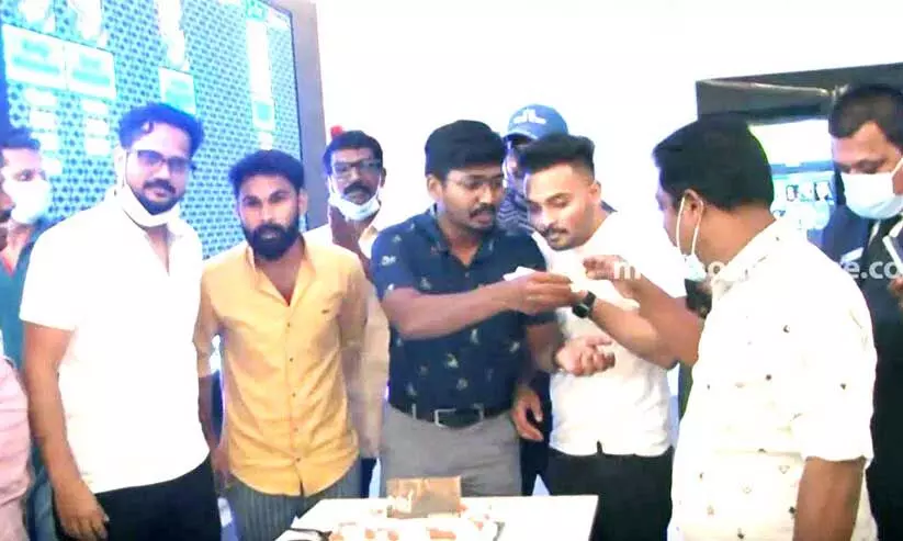 കുറുപ്പ് ഫാൻസ് ഷോ കാണാൻ നിരവധിയാളുകൾ കുറുപ്പ് ഫാൻസ് ഷോ കാണാൻ നിരവധിയാളുകൾ