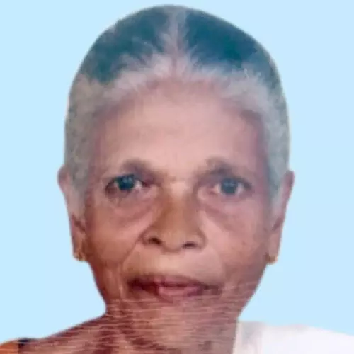 സ​രോ​ജി​നി അ​മ്മ