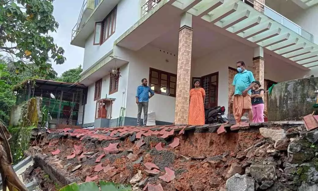 വെള്ളക്കെട്ട്; വീട്ടു മതിലും കാർ പോർച്ചും സിറ്റൗട്ടും ഇടിഞ്ഞു