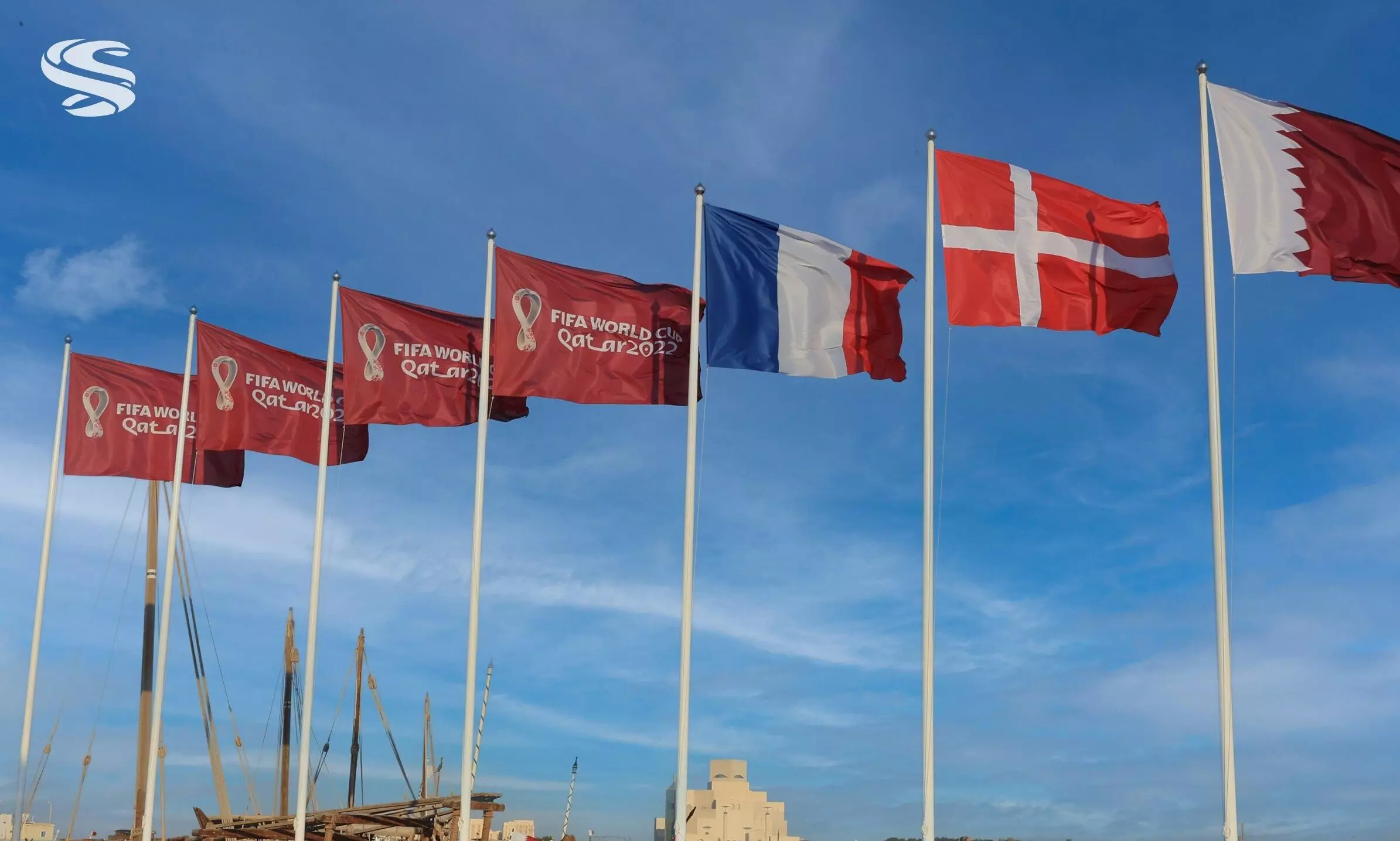 ലോകകപ്പിന്​ യോഗ്യത നേടിയ ടീമുകളുടെ ദേശീയപതാക കോർണിഷിൽ ഉയർത്തി