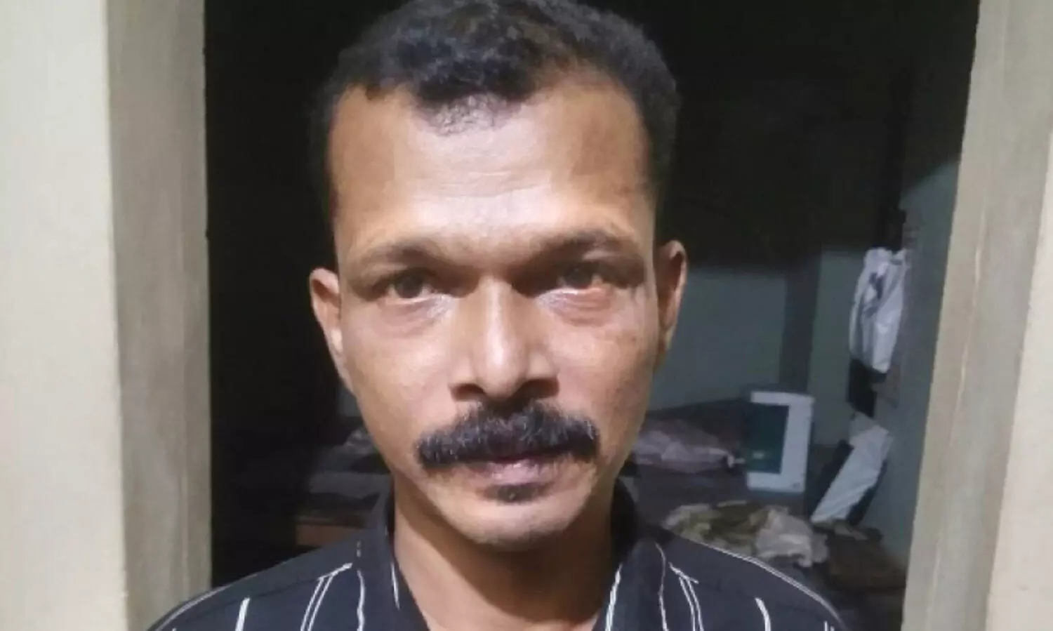 മുൻ ഭാര്യയാണെന്ന് കരുതി യുവാവ് ബാങ്ക് ജീവനക്കാരിയെ വെട്ടി