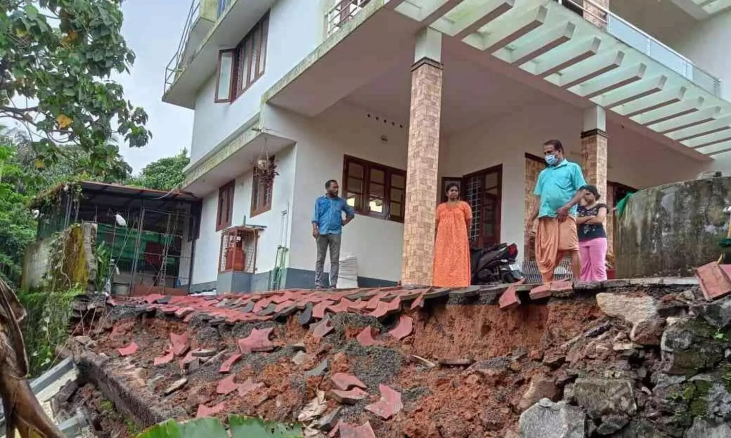 വെള്ളക്കെട്ട്; വീട്ടു മതിലും കാർ പോർച്ചും സിറ്റൗട്ടും ഇടിഞ്ഞു