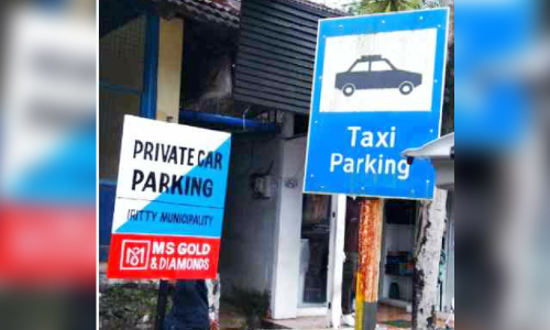 രണ്ടുതരത്തിൽ സൂചന ബോർഡ്; ഡ്രൈവർമാരും വാഹന ഉടമകളും തമ്മിൽ വാക്കേറ്റം