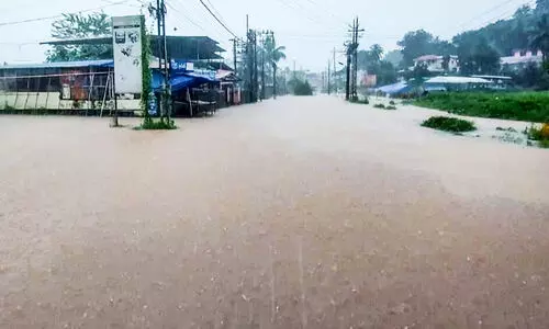 പേ​മാ​രി​യി​ൽ മു​ങ്ങി നാട്​; പു​ന​ലൂ​ർ പ​ട്ട​ണ​മ​ട​ക്കം വീ​ണ്ടും വെ​ള്ള​ത്തി​ൽ