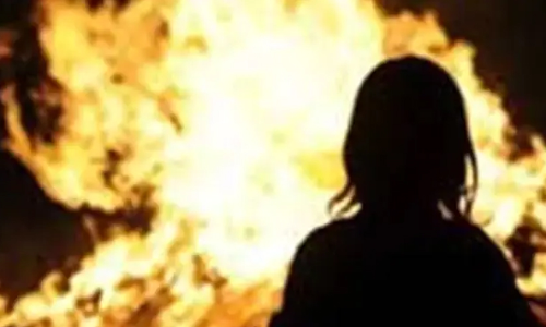 ദേഹമാസകലം തീ പടർത്തിയ സ്ത്രീ ദേശീയ പാതയിൽ കുഴഞ്ഞ് വീണു