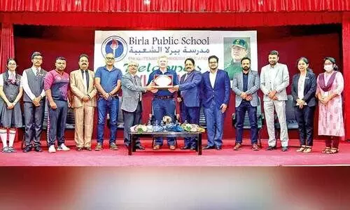 ബി​ർ​ല സ്​​കൂ​ൾ വി​ദ്യാ​ർ​ഥി​ക​ളു​മാ​യി സം​വ​ദി​ച്ച്​ ക​ള്ളി​ന​ൻ