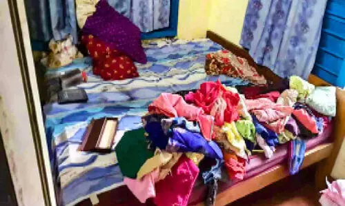 13 sovereigns and Rs 7,000 were stolen from the house