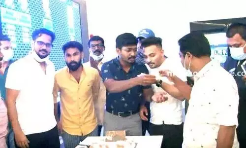 കു​റു​പ്പ് ഫാ​ൻ​സ് ഷോ ​കാ​ണാ​ൻ നിരവധിയാളുകൾ