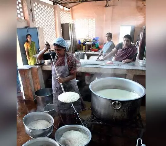 സ്കൂൾ ഉച്ചഭക്ഷണം: പ്ര​ധാ​നാ​ധ്യാ​പ​ക​ർ നെ​ട്ടോ​ട്ടത്തിൽ