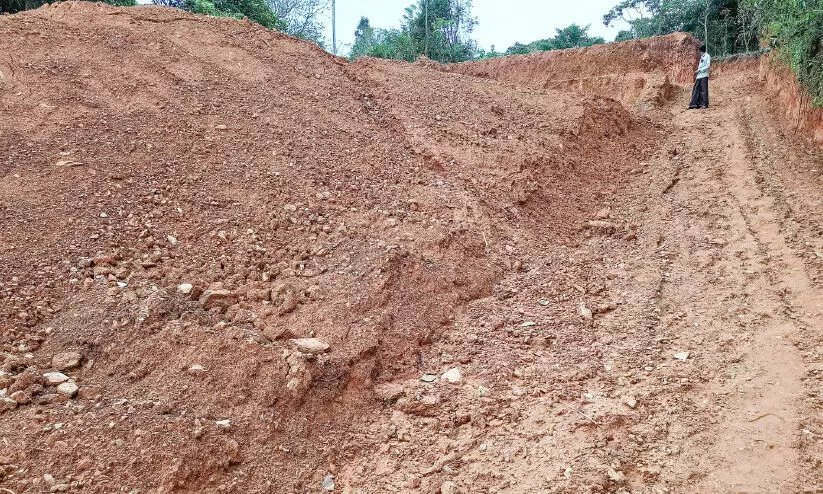 ഉരുൾപൊട്ടൽ മേഖലയിൽ മണ്ണെടുപ്പ് തകൃതി