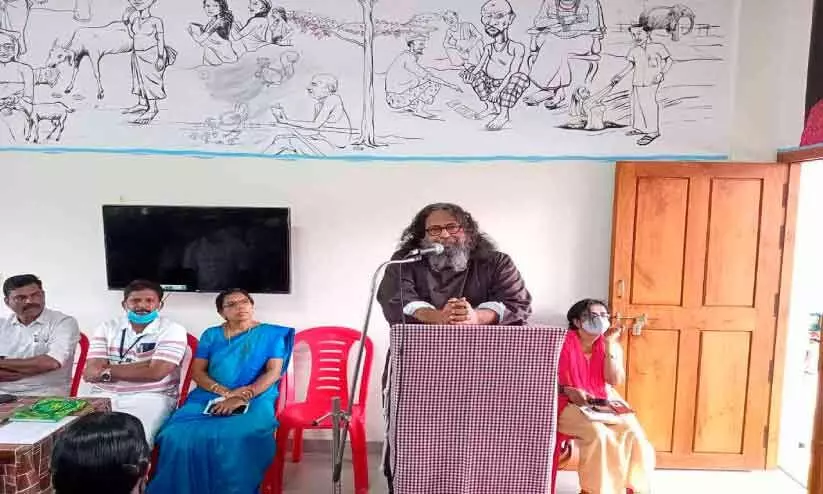 ചുവരുകളിൽ എഴുത്തുകാരും കഥകളും നിറഞ്ഞ്​ എ.ജെ. ​േജാൺ സ്കൂൾ ലൈബ്രറി