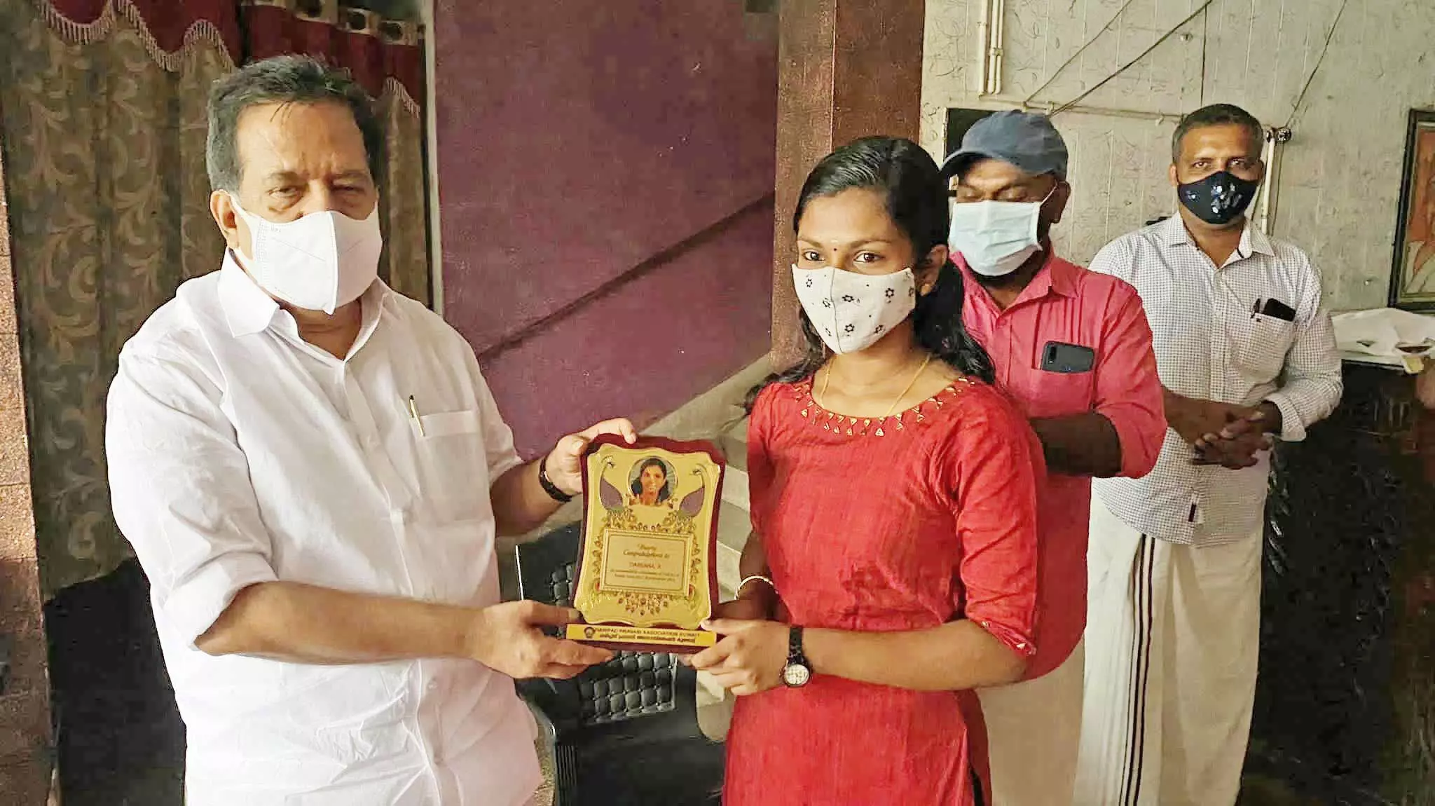 ഹ​രി​പ്പാ​ട് പ്ര​വാ​സി അ​സോ​സി​യേ​ഷ​ൻ വി​ദ്യാ​ഭ്യാ​സ അ​വാ​ർ​ഡ്, ചി​കി​ത്സ സ​ഹാ​യ വി​ത​ര​ണം