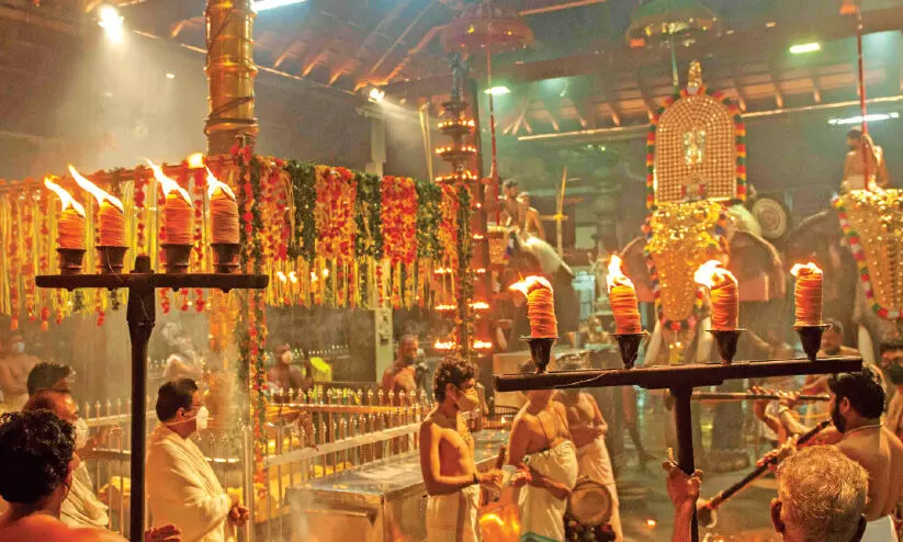 ഗുരുവായൂരിൽ ഏകാദശി വിളക്ക് തുടങ്ങി ഗുരുവായൂരിൽ ഏകാദശി വിളക്ക് തുടങ്ങി