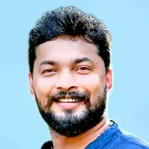 ട്രെ​യി​നി​ന് മു​ന്നി​ൽ ചാ​ടി യു​വാ​വ് ജീ​വ​നൊ​ടു​ക്കി