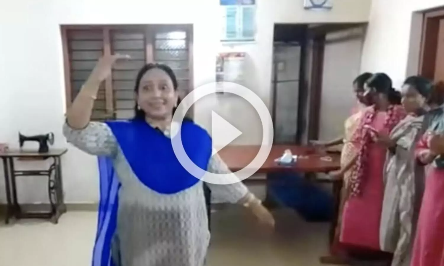 കുട്ടികൾക്കൊപ്പം ചുവടുവെച്ച് താരമായി വയനാട് ജില്ലാ കലക്ടർ എ. ഗീത