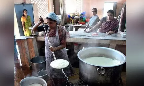 സ്കൂൾ ഉച്ചഭക്ഷണം: പ്ര​ധാ​നാ​ധ്യാ​പ​ക​ർ നെ​ട്ടോ​ട്ടത്തിൽ