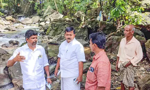 പൂനൂർപ്പുഴയിൽനിന്ന്​ കരിങ്കല്ല് പൊട്ടിച്ച് കടത്താനുള്ള ശ്രമം നാട്ടുകാർ തടഞ്ഞു