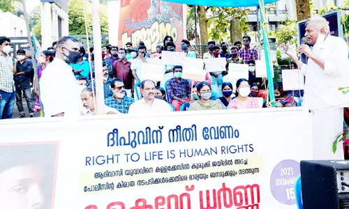 ആദിവാസി യുവാവി​െൻറ അറസ്​റ്റ്​; കലക്​ടറേറ്റ്​ ധർണയിൽ പ്രതിഷേധമിരമ്പി