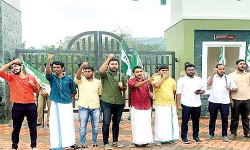 കൊ​ണ്ടോ​ട്ടി ഗ​വ. കോ​ള​ജിൽ അ​ധി​ക സീ​റ്റു​ക​ൾക്ക്​ അപേക്ഷിച്ചി​ല്ലെന്ന്​;  പ്ര​വേ​ശ​ന ക​വാ​ടം അ​ട​ച്ച്​ വി​ദ്യാ​ർ​ഥി​ക​ളു​ടെ പ്ര​തി​ഷേ​ധം