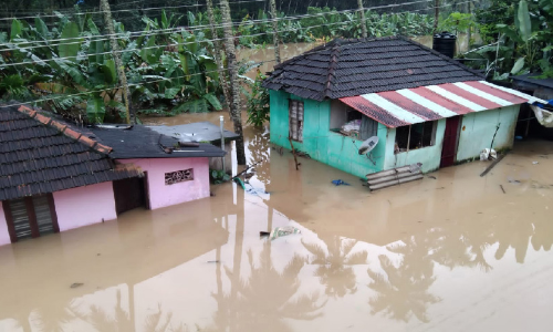 കൊല്ലം ജില്ലയിൽ മഴക്ക് ശമനം: വെള്ളമിറങ്ങിയില്ല