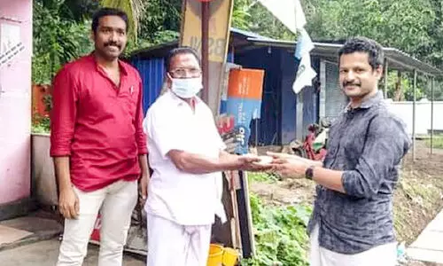 കളഞ്ഞുകിട്ടിയ 30,000 രൂപ ഉടമക്ക് കൈമാറി ഫോട്ടോഗ്രാഫർ