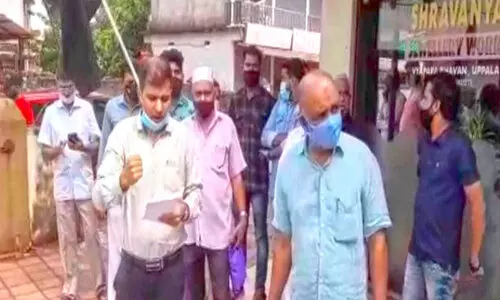 കോടികളുടെ തട്ടിപ്പ്: ഉപ്പള വ്യാപാര ഭവൻ വ്യാപാരികൾ അടച്ചുപൂട്ടി കോടികളുടെ തട്ടിപ്പ്: ഉപ്പള വ്യാപാര ഭവൻ വ്യാപാരികൾ അടച്ചുപൂട്ടി