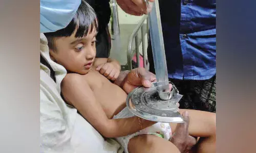 ഇഡലി പാത്രത്തിൽ വിരൽ കുടുങ്ങിയ കുരുന്നിന് ഫയർഫോഴ്സ് രക്ഷകരായി