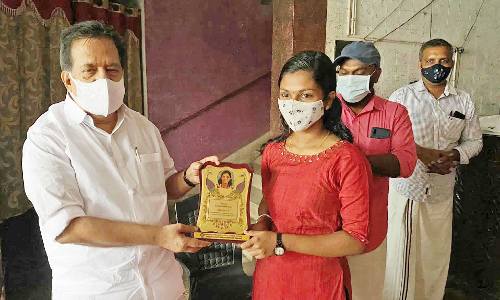 ഹ​രി​പ്പാ​ട് പ്ര​വാ​സി അ​സോ​സി​യേ​ഷ​ൻ വി​ദ്യാ​ഭ്യാ​സ അ​വാ​ർ​ഡ്, ചി​കി​ത്സ സ​ഹാ​യ വി​ത​ര​ണം