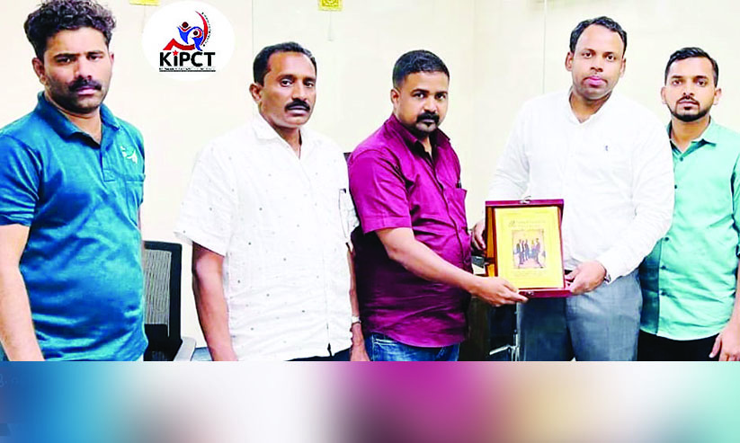 ക​ണ്ണ​മം​ഗ​ലം പ്ര​വാ​സി ട്ര​സ്​​റ്റ്​ ആ​ദ​രി​ച്ചു