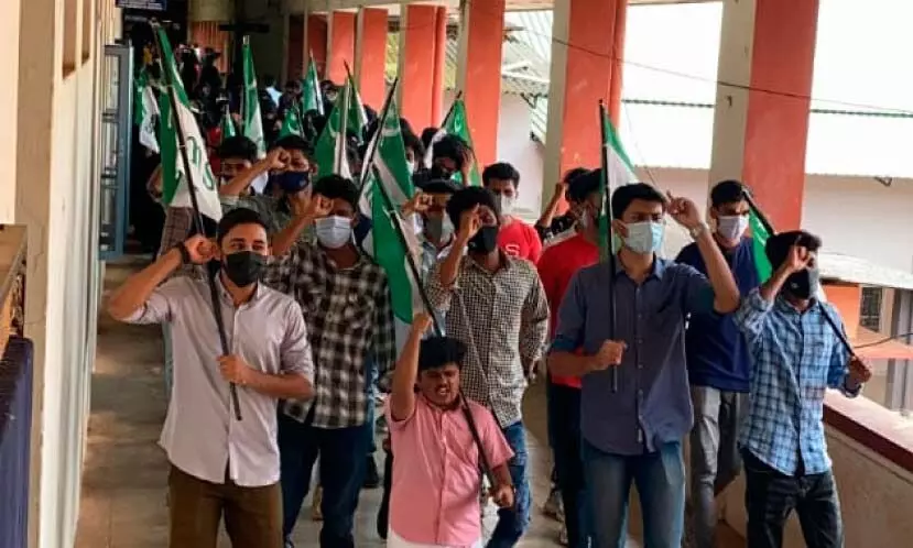കൊ​ടി​തോ​ര​ണ​ങ്ങ​ൾ ന​ശി​പ്പി​ച്ചു​; കാസർകോട്​ ഗവ. കോളജിൽ എം.എസ്​.എഫ്​ പ്രതിഷേധം