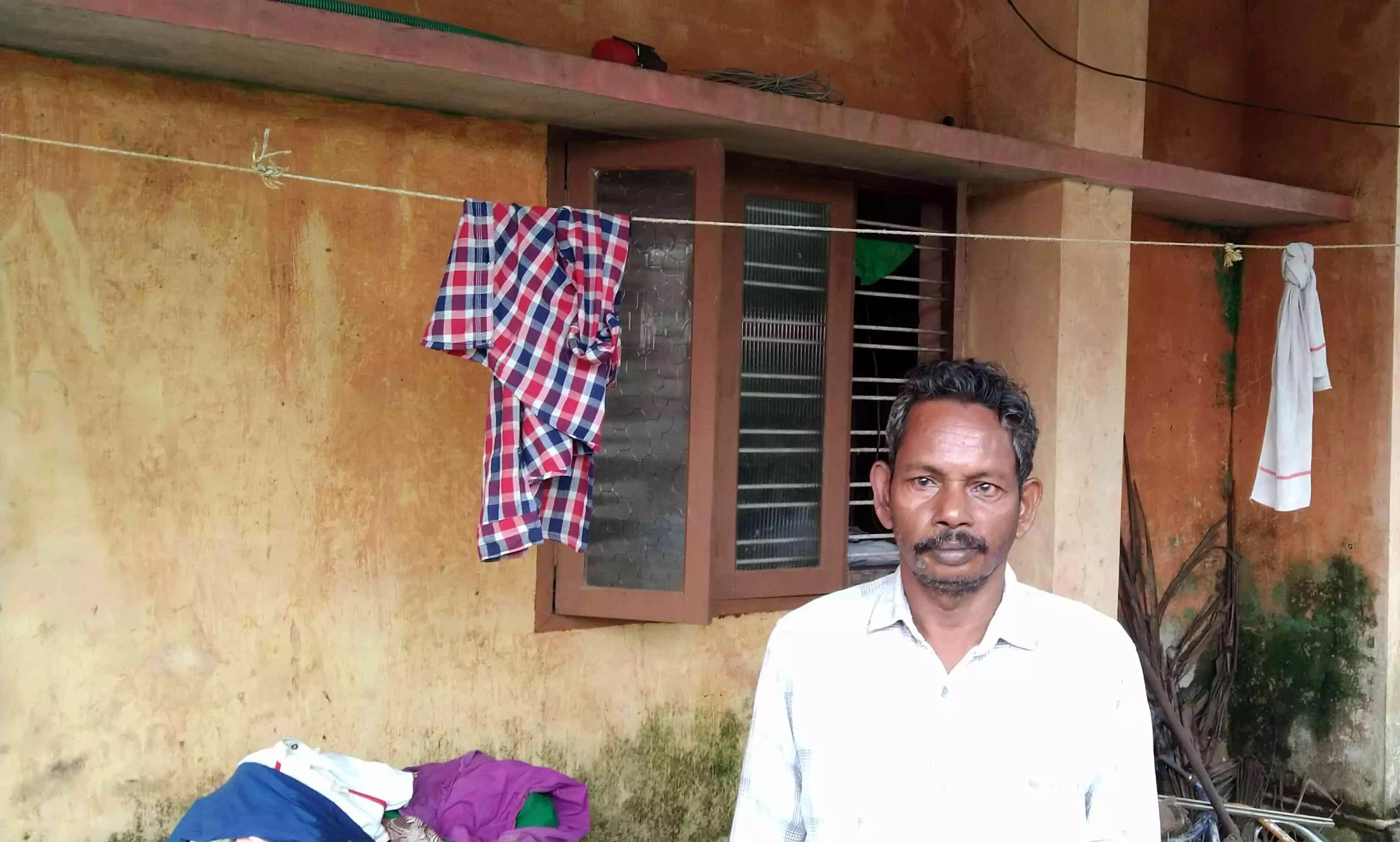 ദുരിതം ഒഴിയാതെ പമ്പാതീരത്ത് പൊന്നപ്പനും കുടുംബവും ദുരിതം ഒഴിയാതെ പമ്പാതീരത്ത് പൊന്നപ്പനും കുടുംബവും