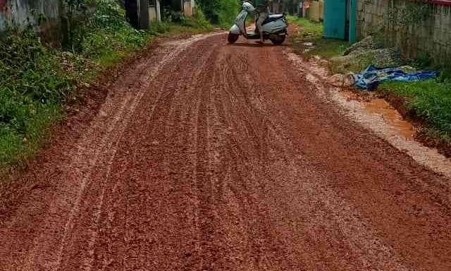 മണ്ണെടുപ്പ് മൂലം ജനം ദുരിതത്തിൽ മണ്ണെടുപ്പ് മൂലം ജനം ദുരിതത്തിൽ